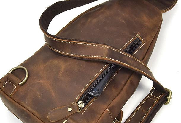 Borsa a tracolla in pelle marrone vintage con cerniera e dettagli in metallo. Design elegante e resistente, ideale per uso quotidiano e viaggi.