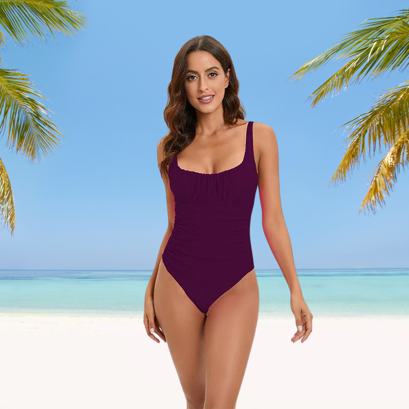Donna in costume intero viola su spiaggia tropicale con palme e mare azzurro. Moda mare, abbigliamento estivo, vacanza al mare.