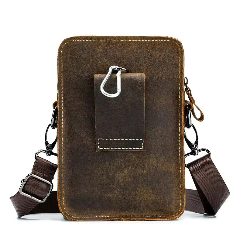 Borsa a tracolla in pelle marrone vintage con moschettone, tasca frontale e tracolla regolabile. Ideale per uomo, stile casual ed elegante.