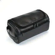 Elegante borsa da toilette in pelle nera con cerniera, design compatto e manico laterale. Ideale per viaggi, accessori uomo, organizer bagno.