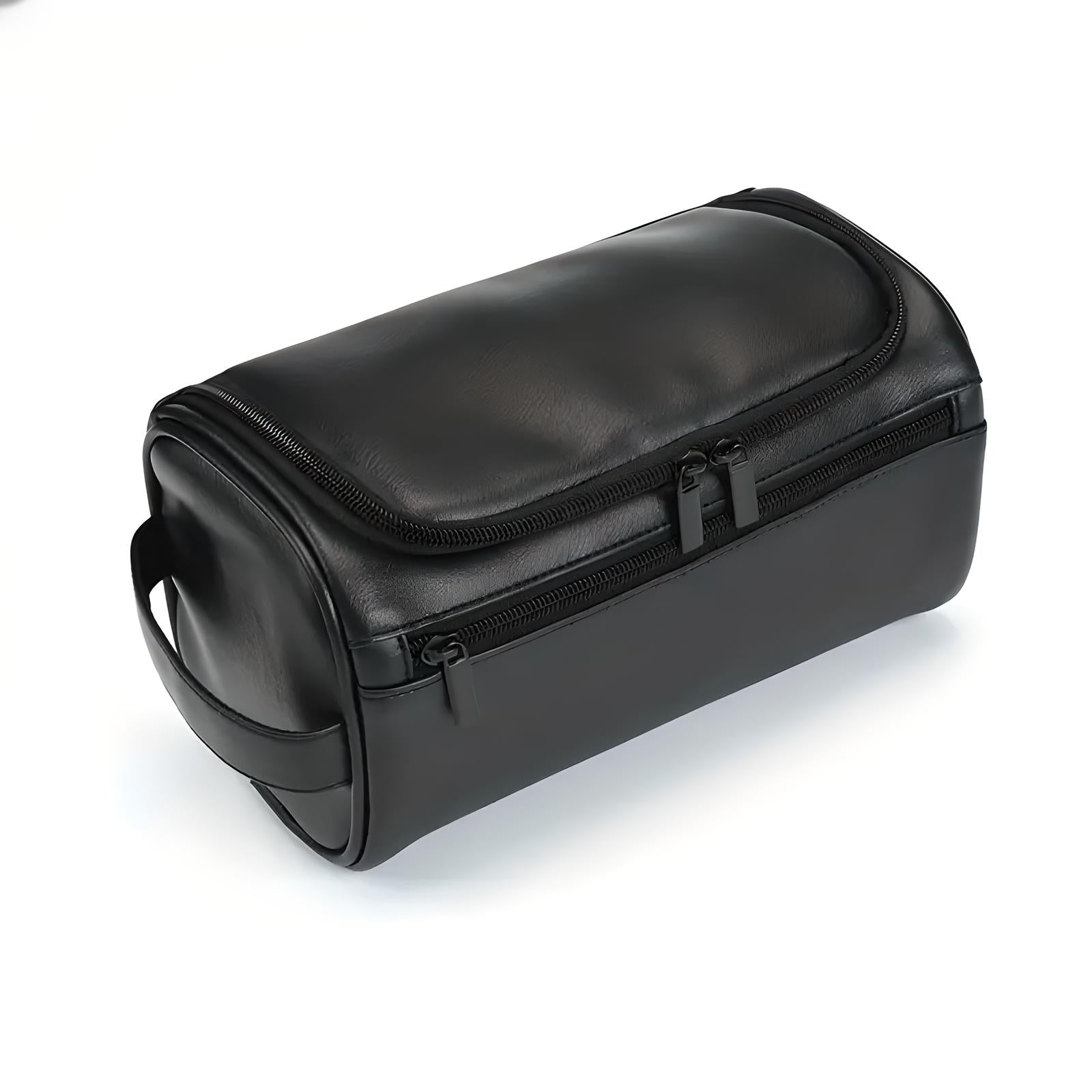 Elegante borsa da toilette in pelle nera con cerniera, design compatto e manico laterale. Ideale per viaggi, accessori uomo, organizer bagno.