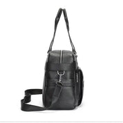 Borsa a tracolla in pelle nera, design elegante e moderno, con cerniera e tasche multiple. Accessorio moda uomo, ideale per lavoro e viaggio.