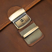 Cinturino in pelle marrone con fibbia in metallo dorato, design elegante e resistente, ideale per borse e accessori moda di alta qualità.