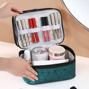 Astuccio cosmetico verde con trucchi: rossetti, creme, flaconi. Organizzatore da viaggio elegante e capiente per prodotti di bellezza.