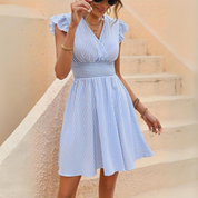 Abito estivo a righe blu e bianche, scollo a V, maniche a volant, indossato da donna. Perfetto per moda casual e look estivo elegante.