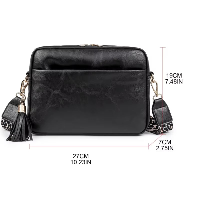 Borsa a tracolla nera in pelle sintetica, dimensioni 27x19x7 cm, con dettagli leopardati e nappina. Elegante e versatile per ogni occasione.
