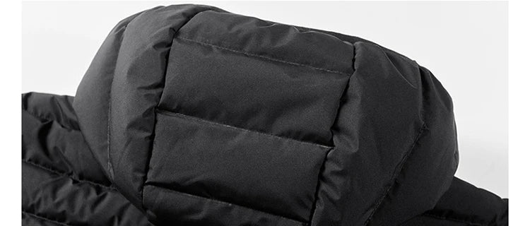 Giacca invernale nera imbottita con cappuccio, tessuto resistente e cuciture rinforzate. Ideale per climi freddi. Moda uomo/donna.