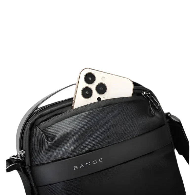 Borsa a tracolla nera Bange con smartphone bianco in tasca frontale. Design elegante, ideale per viaggi e uso quotidiano. Accessori moda uomo.
