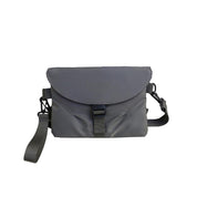Borsa a tracolla grigia unisex, design moderno, chiusura a fibbia, regolabile, ideale per viaggi e uso quotidiano. Accessorio moda versatile.