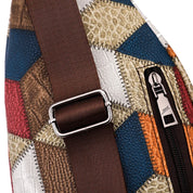 Borsa a tracolla in pelle patchwork multicolore con cerniera e fibbia in metallo, design geometrico, accessorio moda elegante e versatile.