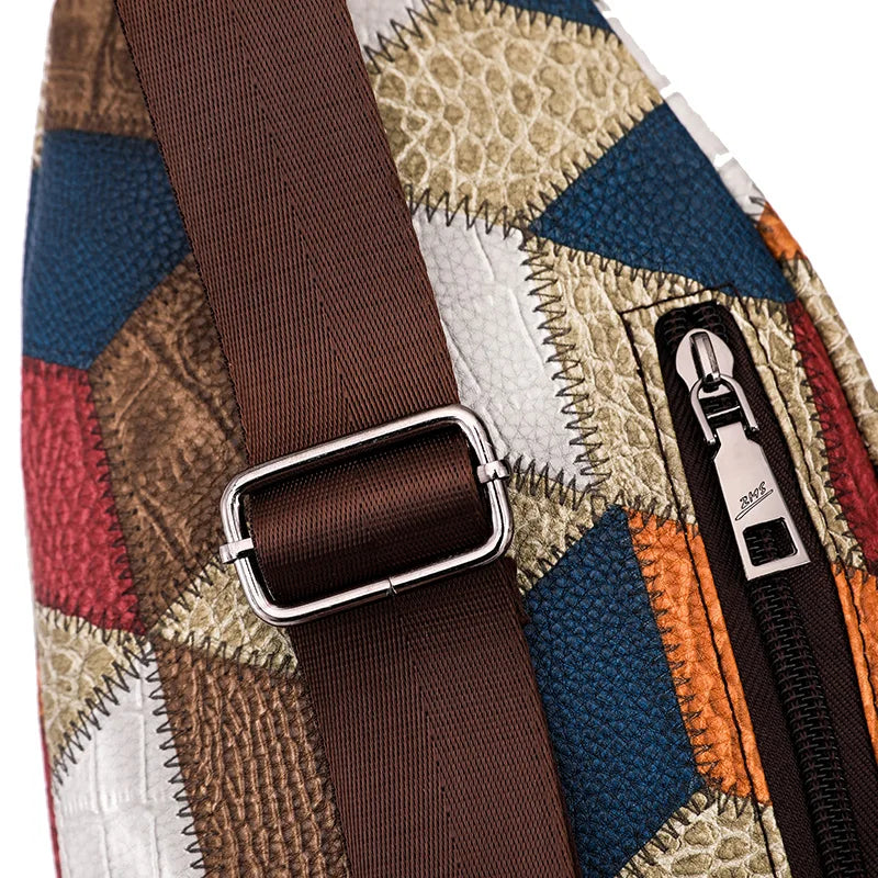 Borsa a tracolla in pelle patchwork multicolore con cerniera e fibbia in metallo, design geometrico, accessorio moda elegante e versatile.