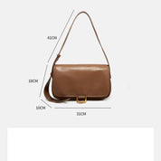 Borsa a tracolla in pelle marrone, dimensioni 41x18x10 cm, design elegante con chiusura in metallo dorato. Accessorio moda donna, stile classico.