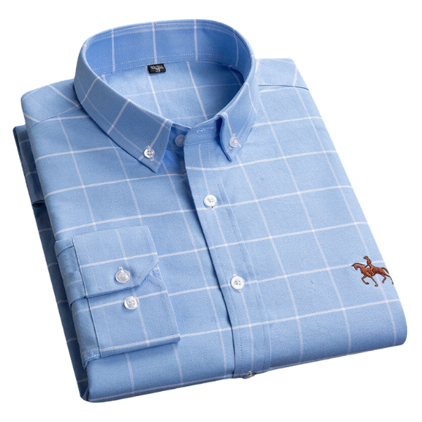Camicia uomo azzurra a quadri, manica lunga, colletto classico, ricamo cavallo marrone, cotone, elegante e casual. Ideale per ufficio e tempo libero.