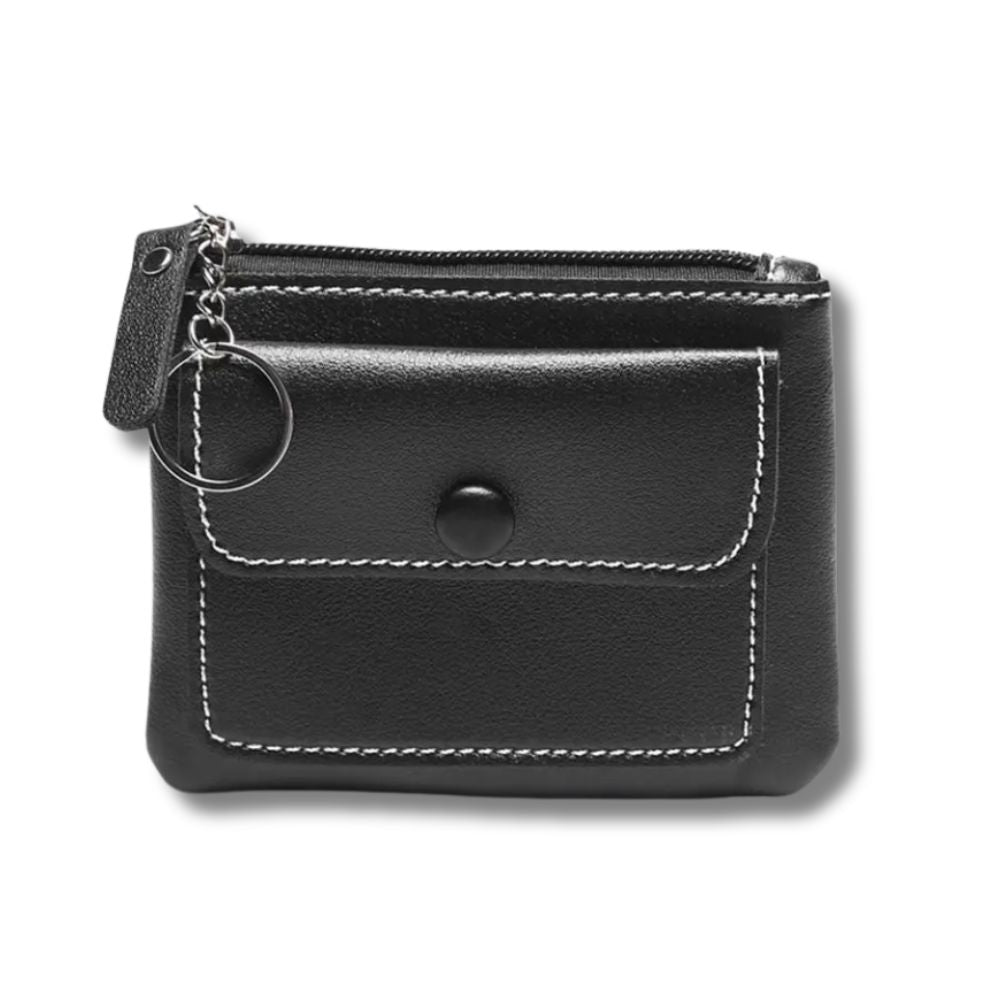 Portafoglio nero in pelle con cuciture bianche, chiusura a bottone e cerniera superiore. Design compatto, ideale per carte e monete.