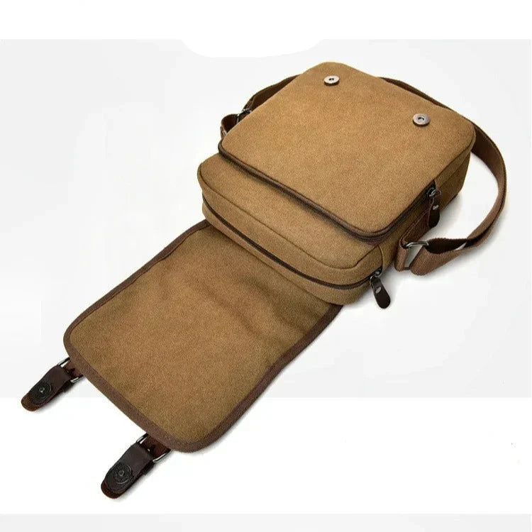 Borsa a tracolla in tela marrone con patta aperta, doppio scomparto, chiusura a bottone e cerniera. Design casual, ideale per uomo e donna.