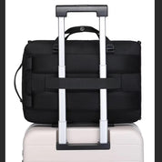Valigia nera con manico telescopico su trolley bianco, design moderno, ideale per viaggi d'affari. Accessorio da viaggio resistente e pratico.