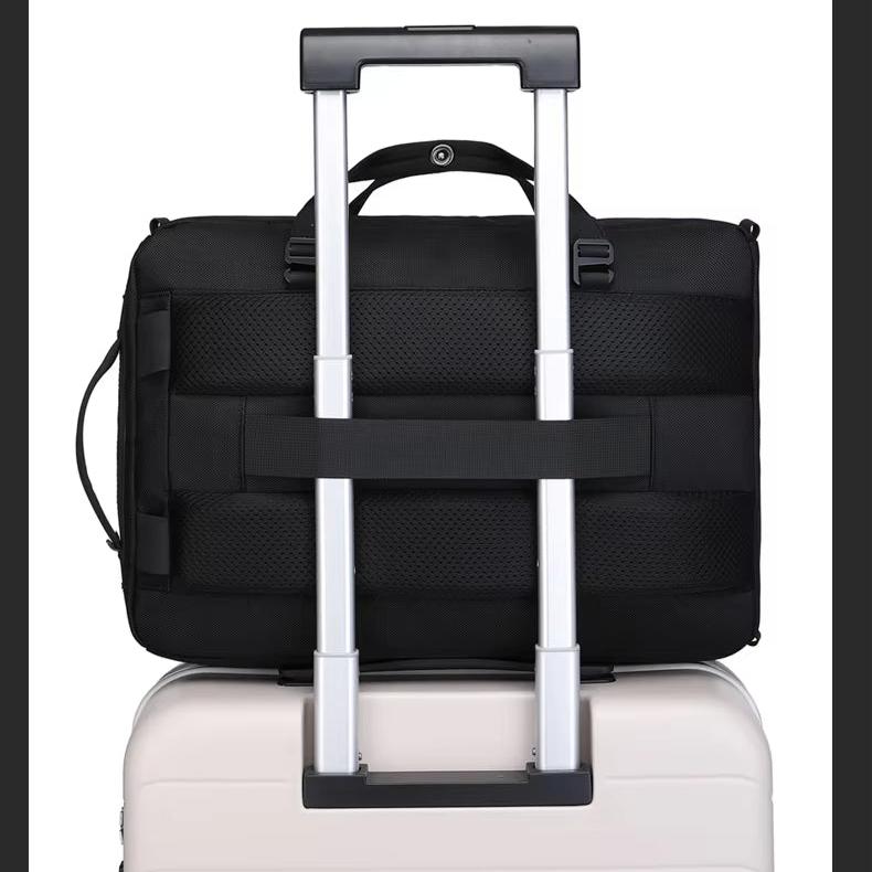 Valigia nera con manico telescopico su trolley bianco, design moderno, ideale per viaggi d'affari. Accessorio da viaggio resistente e pratico.