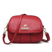 Borsa a tracolla rossa in pelle sintetica, design elegante con logo dorato, chiusura a zip, ideale per moda donna e accessori casual.