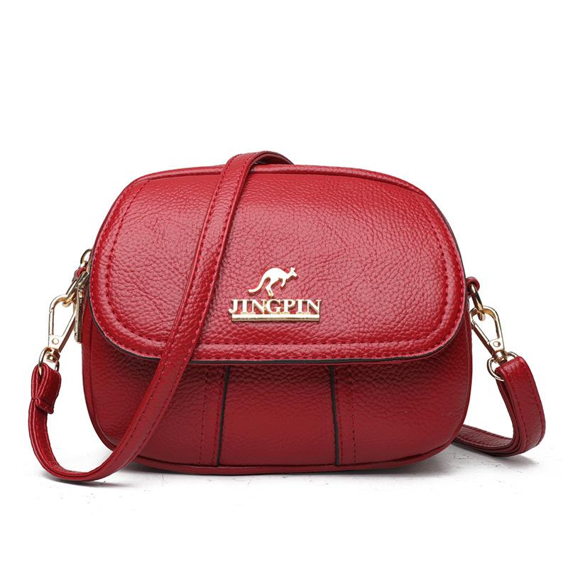 Borsa a tracolla rossa in pelle sintetica, design elegante con logo dorato, chiusura a zip, ideale per moda donna e accessori casual.