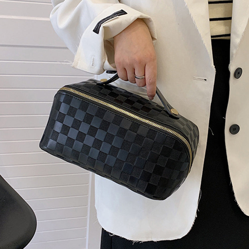 Borsa a mano nera a scacchi, chiusura con zip dorata, design elegante, ideale per moda donna, accessorio versatile e di tendenza.