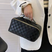Borsa a mano nera a scacchi, chiusura con zip dorata, design elegante, ideale per moda donna, accessorio versatile e di tendenza.