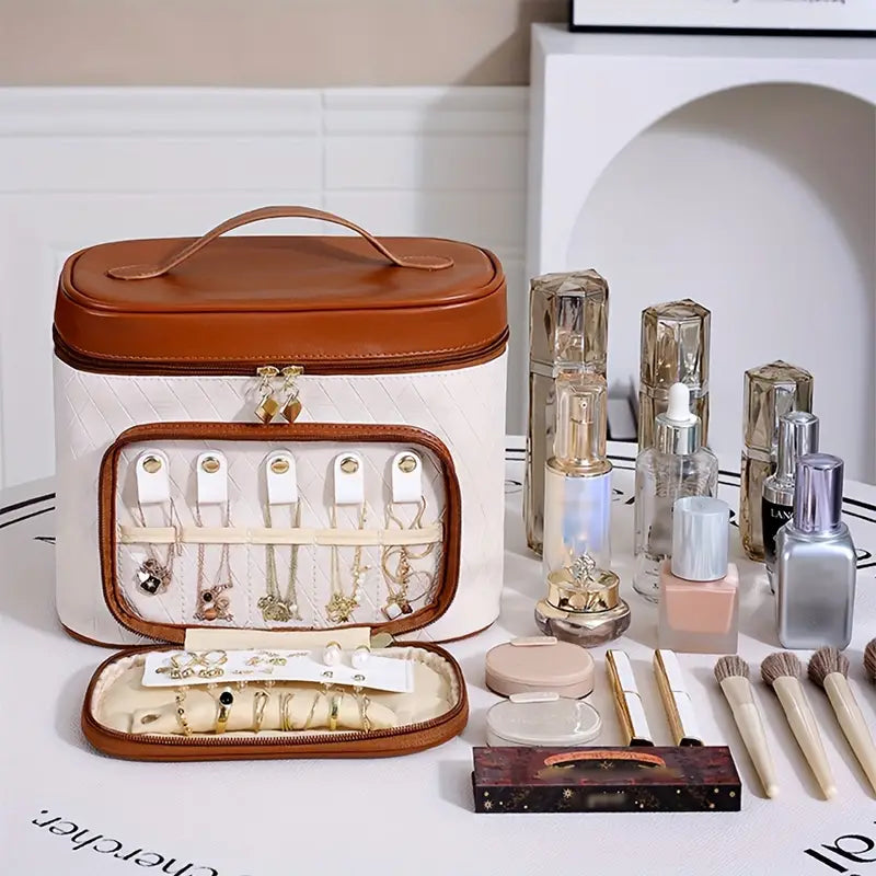 Elegante organizer per gioielli e cosmetici in pelle marrone e bianca, con scomparti per anelli, collane e trucchi. Accessori beauty e skincare inclusi.