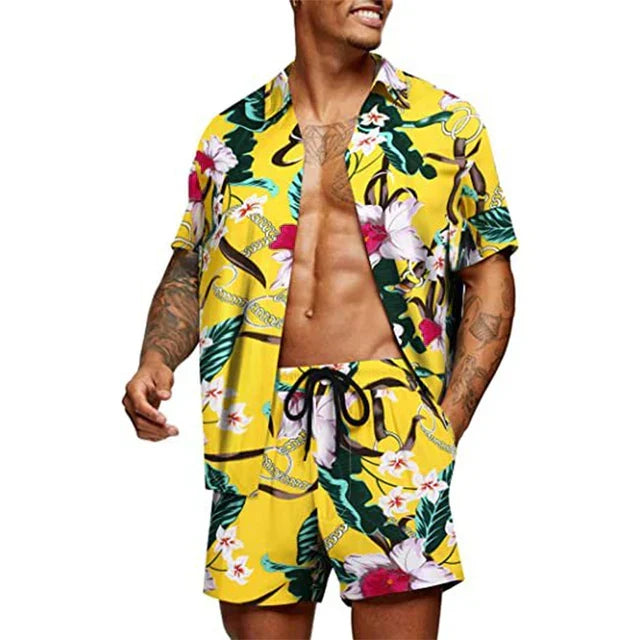 Set coordinato uomo estivo, camicia e pantaloncini gialli con stampa floreale tropicale. Abbigliamento casual moda mare.