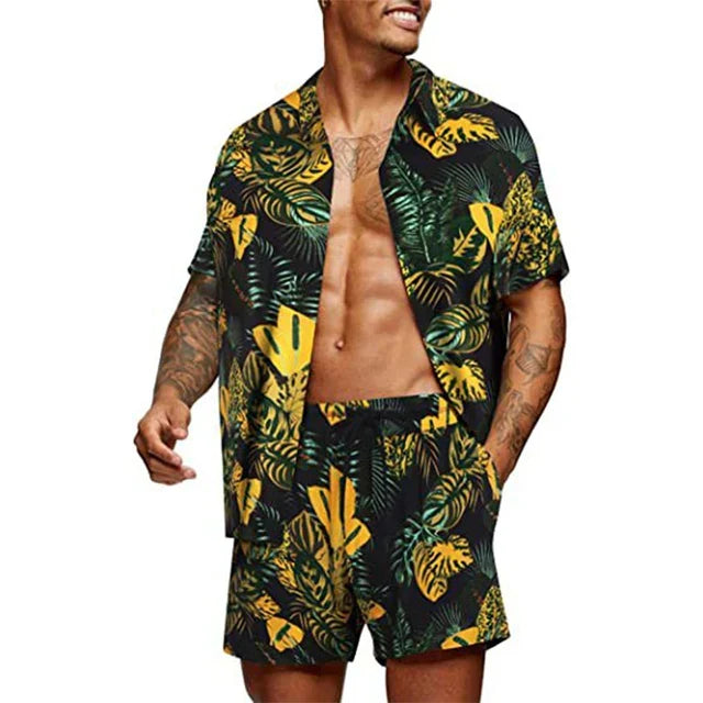 Camicia e pantaloncini uomo con stampa tropicale verde e gialla, abbigliamento estivo casual, moda mare, tessuto leggero e traspirante.
