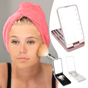 Specchio trucco portatile con luci LED, pettine e pennelli inclusi. Ideale per viaggi, make-up professionale, design compatto e elegante.
