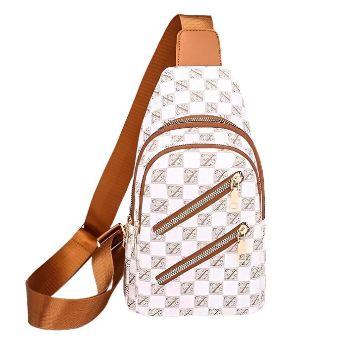 Zaino a tracolla in pelle bianca e marrone con motivo a scacchi, doppia cerniera dorata, design elegante e moderno, ideale per moda urbana.