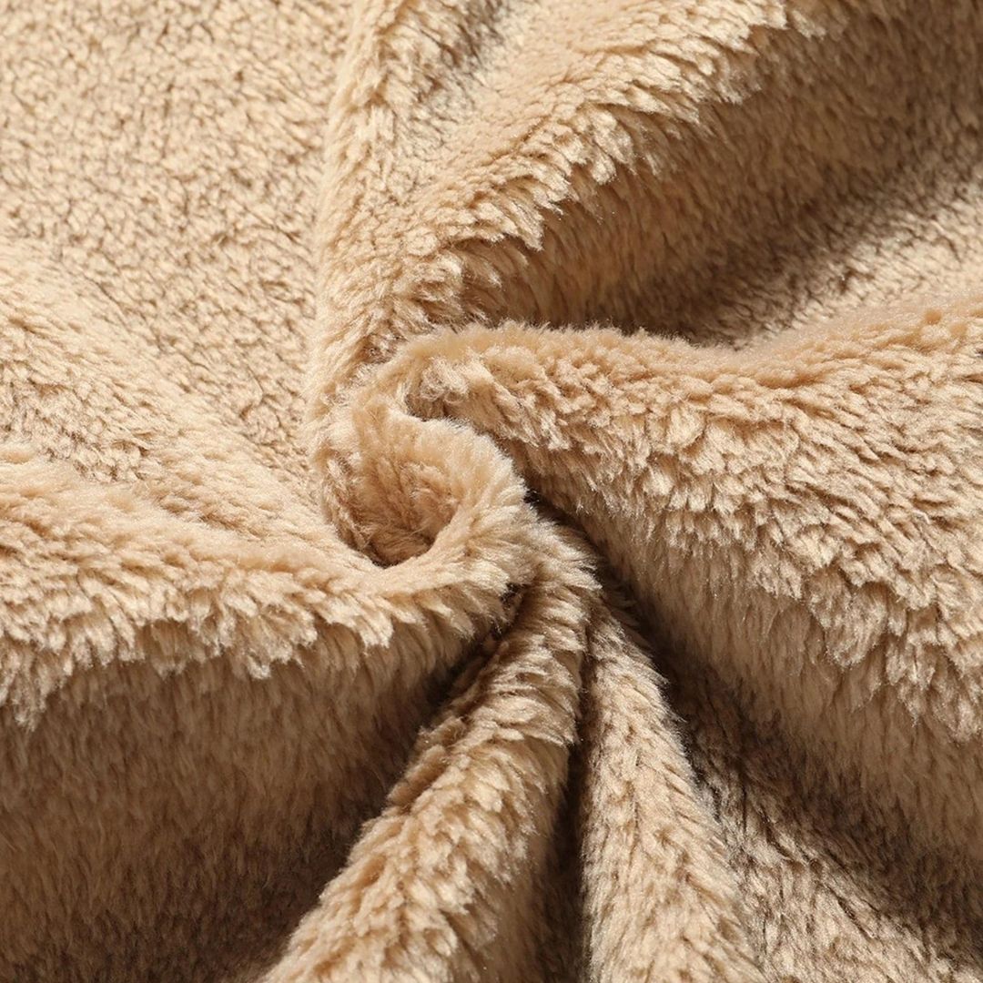 Morbido tessuto in pile beige, ideale per coperte e abbigliamento invernale. Materiale caldo e accogliente, perfetto per il freddo.