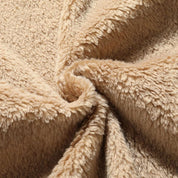 Morbido tessuto in pile beige, ideale per coperte e abbigliamento invernale. Materiale caldo e accogliente, perfetto per il freddo.