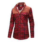 Camicia a quadri rossa e nera da uomo, con colletto marrone, tasche frontali e bottoni. Stile casual, ideale per l'autunno e l'inverno.