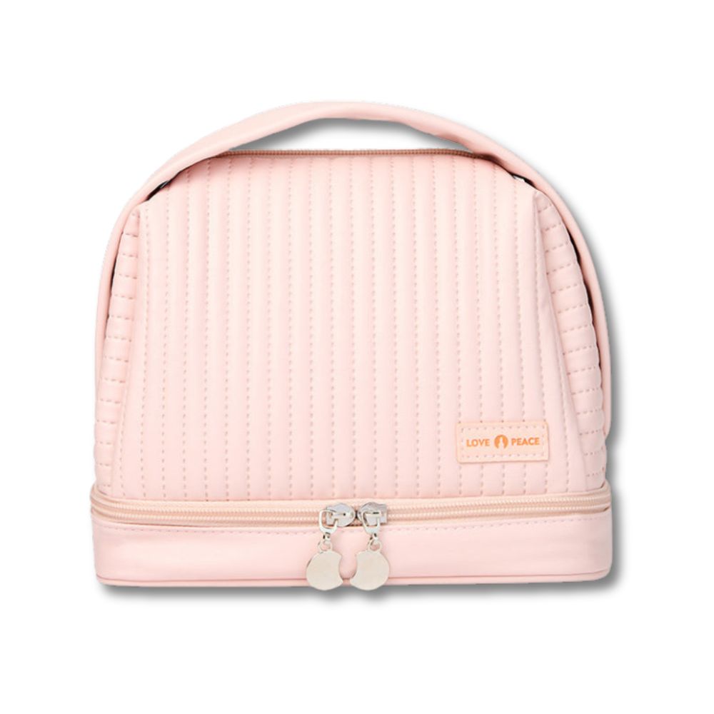 Borsa cosmetica rosa trapuntata con manico, chiusura a zip e etichetta "Love Peace". Ideale per trucco e accessori da viaggio.