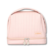 Borsa cosmetica rosa trapuntata con manico, chiusura a zip e etichetta "Love Peace". Ideale per trucco e accessori da viaggio.