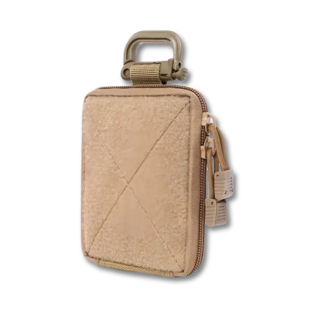 Custodia tattica beige con zip, moschettone e design compatto. Ideale per accessori outdoor, campeggio e escursionismo. Resistente e versatile.