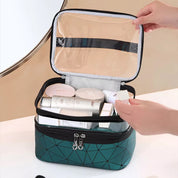 Borsa cosmetica verde con cerniera aperta, contenente prodotti di bellezza e skincare. Design geometrico, ideale per organizzare trucchi e accessori.