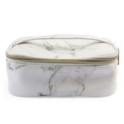 Astuccio da viaggio in ecopelle effetto marmo bianco con cerniera dorata, elegante e pratico per cosmetici e accessori.