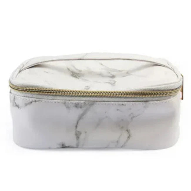 Astuccio da viaggio in ecopelle effetto marmo bianco con cerniera dorata, elegante e pratico per cosmetici e accessori.