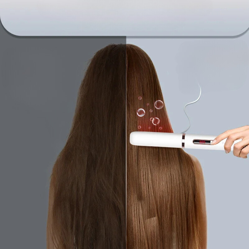 Piastra per capelli bianca in uso, mostra effetto lisciante su capelli castani. Tecnologia a vapore, metà lisciata, metà crespa.