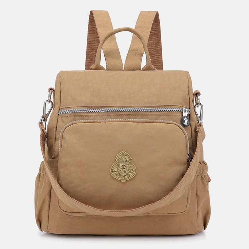 Zaino beige in tessuto resistente con tasca frontale con zip, spallacci regolabili e manico superiore. Design elegante e pratico per viaggi e scuola.
