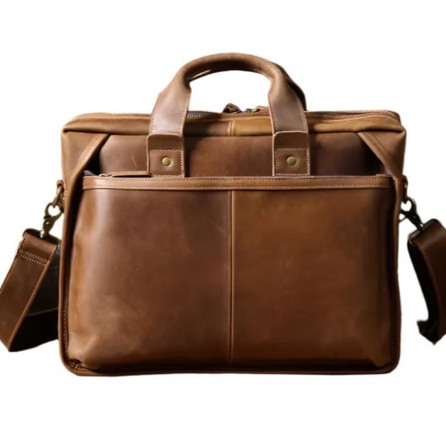 Borsa ventiquattrore in pelle marrone con manici e tracolla regolabile, design elegante e spazioso, ideale per lavoro e viaggi d'affari.