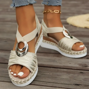 Sandali estivi con zeppa in corda, cinturino incrociato beige, dettaglio metallico, suola bianca. Scarpe moda donna, casual eleganti.
