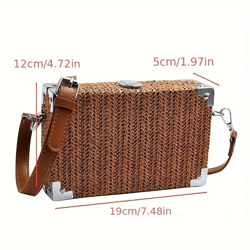 Borsa a tracolla in paglia intrecciata, dimensioni 19x12x5 cm, con dettagli in metallo e cinturino regolabile in pelle marrone. Elegante e versatile.