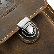 Borsa in pelle marrone vintage con chiusura in metallo argentato, cuciture a vista, marchio inciso. Accessorio moda uomo elegante e resistente.