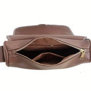 Borsa a tracolla in pelle marrone con cerniera dorata aperta, tasca interna visibile. Elegante accessorio moda, ideale per donna.