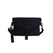 Borsa a tracolla nera unisex, design minimalista, chiusura a fibbia, ideale per uso quotidiano, moda urbana, accessorio versatile.