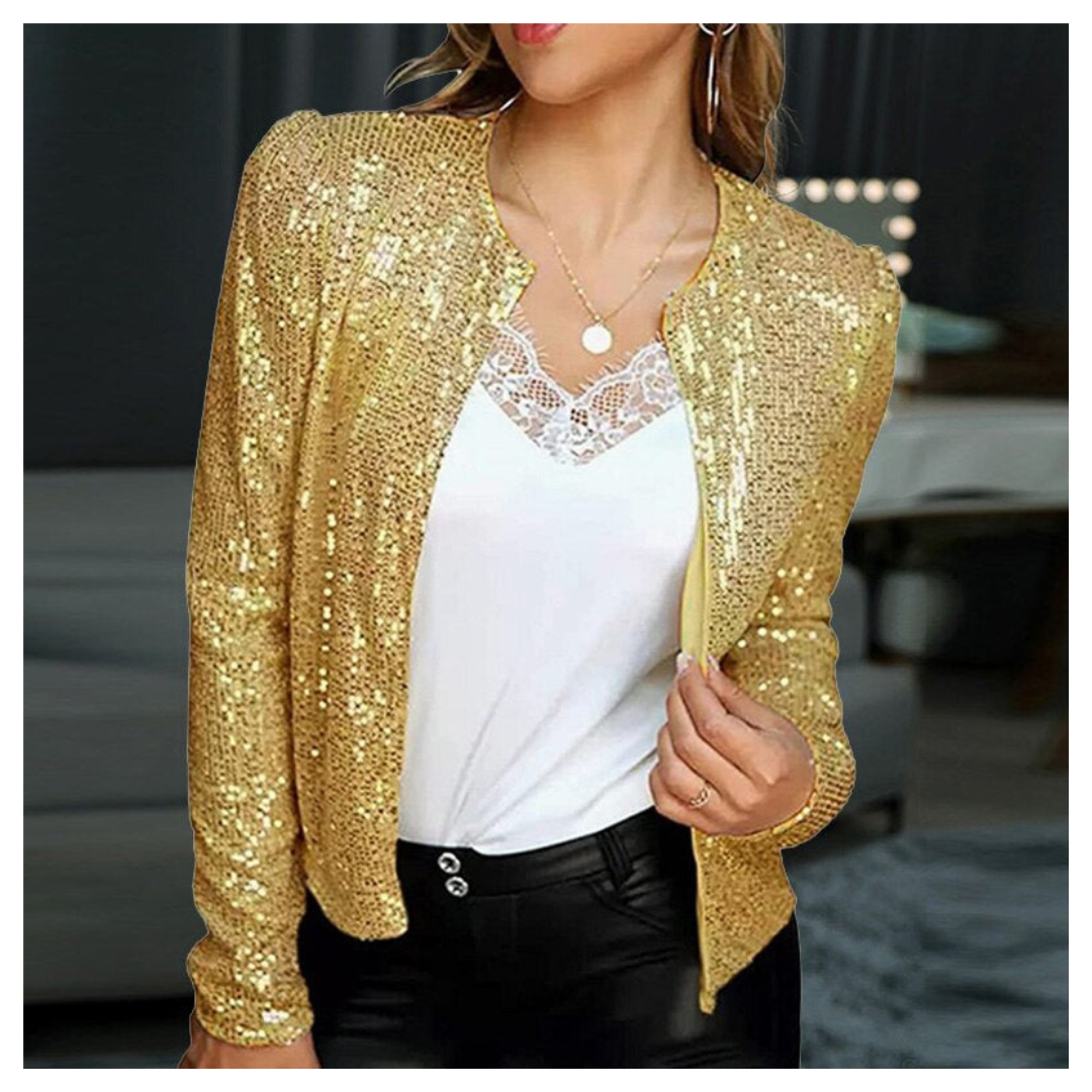 Giacca donna paillettes oro, elegante e scintillante, abbinata a top bianco e pantaloni neri. Perfetta per serate glamour e moda femminile.