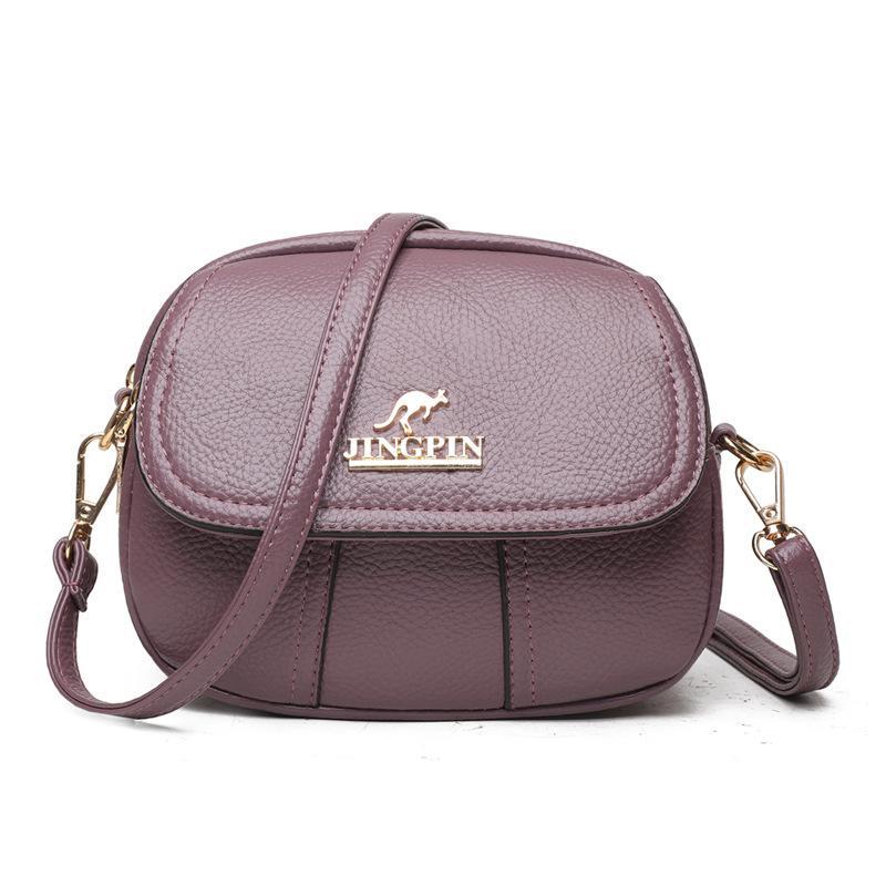 Borsa a tracolla in pelle viola con logo dorato, design elegante e compatto, ideale per moda donna. Accessorio chic per ogni occasione.