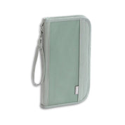 Custodia portadocumenti verde in tessuto e pelle sintetica, con cerniera e cinturino da polso. Accessorio elegante e funzionale per viaggi.